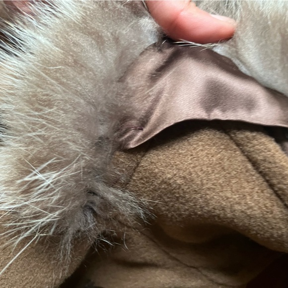 MaxMara Camel Coat with Luxurious Fur Collar - Picture 7 of 10